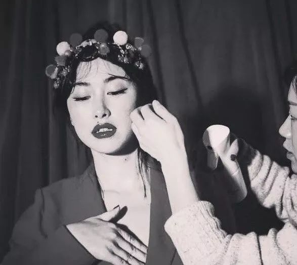 连续8年蝉联全球最美100人，35岁性感*物尤**凭美胸翻红，网友：我就是馋她身子