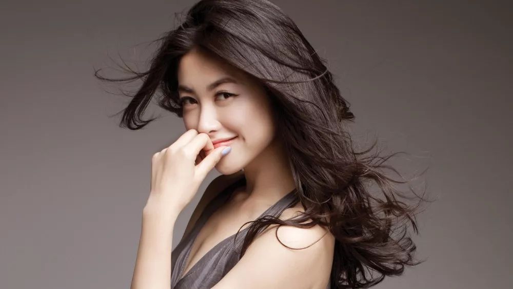 连续8年蝉联全球最美100人，35岁性感*物尤**凭美胸翻红，网友：我就是馋她身子