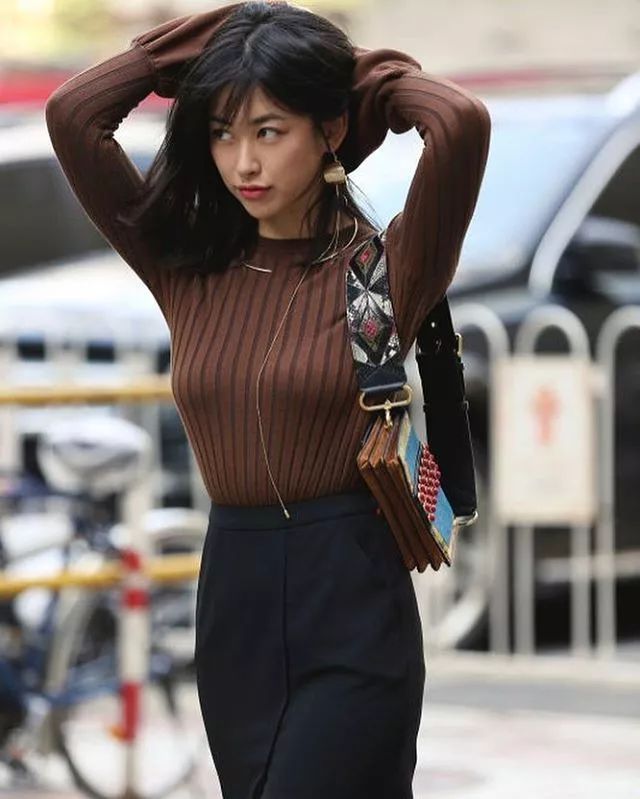 连续8年蝉联全球最美100人，35岁性感*物尤**凭美胸翻红，网友：我就是馋她身子