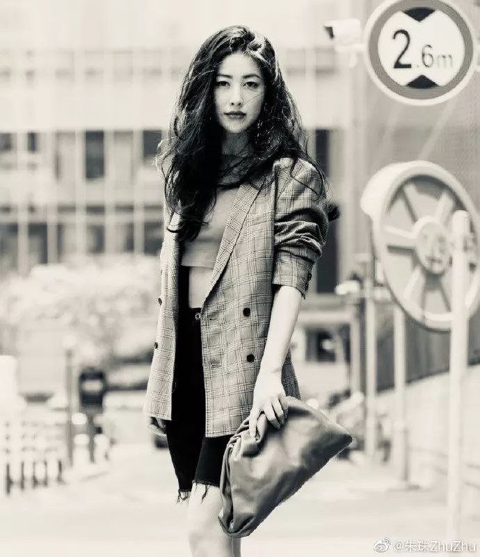 连续8年蝉联全球最美100人，35岁性感*物尤**凭美胸翻红，网友：我就是馋她身子