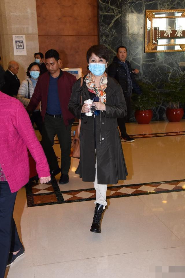 98岁赌王病情突然恶化?三太四太先后现身医院,还曾被传打续脑针