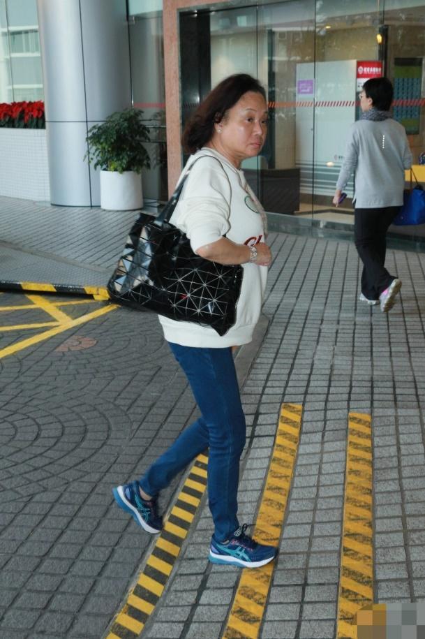 98岁赌王病情突然恶化?三太四太先后现身医院,还曾被传打续脑针