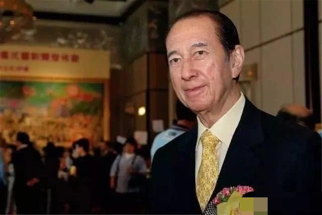 98岁赌王病情突然恶化?三太四太先后现身医院,还曾被传打续脑针