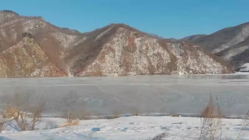 冰天雪地送快递最怕遇上道路结冰,道路结冰外卖小哥拖箱送餐