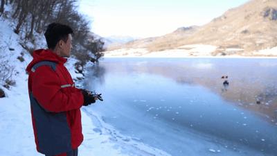 冰天雪地送快递最怕遇上道路结冰,道路结冰外卖小哥拖箱送餐