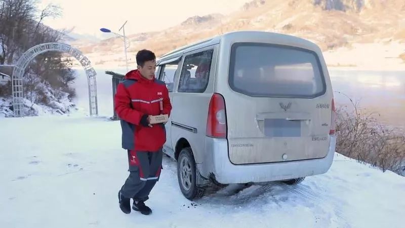 冰天雪地送快递最怕遇上道路结冰,道路结冰外卖小哥拖箱送餐