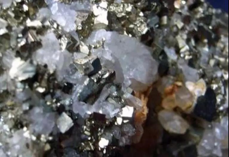 怎么区分黄金矿和黄铜矿,怎样能辨别出来金矿石和铜矿石