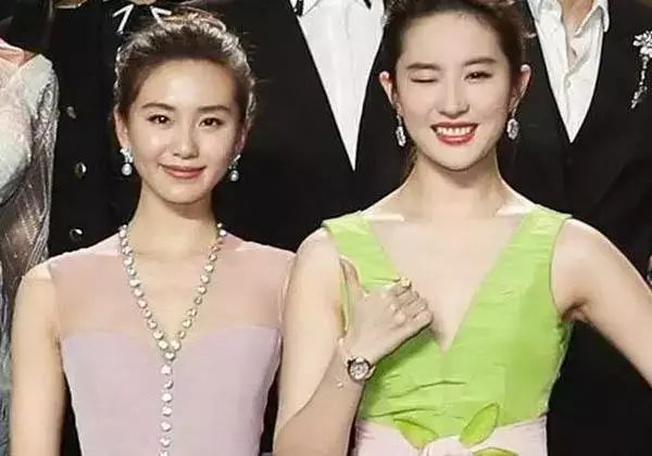 练肩穿衣服最有效的动作,如何提高气质不勾肩搭背