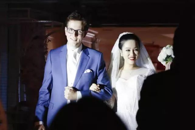 东北27岁姑娘裸嫁老外！洋婆婆的礼物是：旧自行车和洗衣机