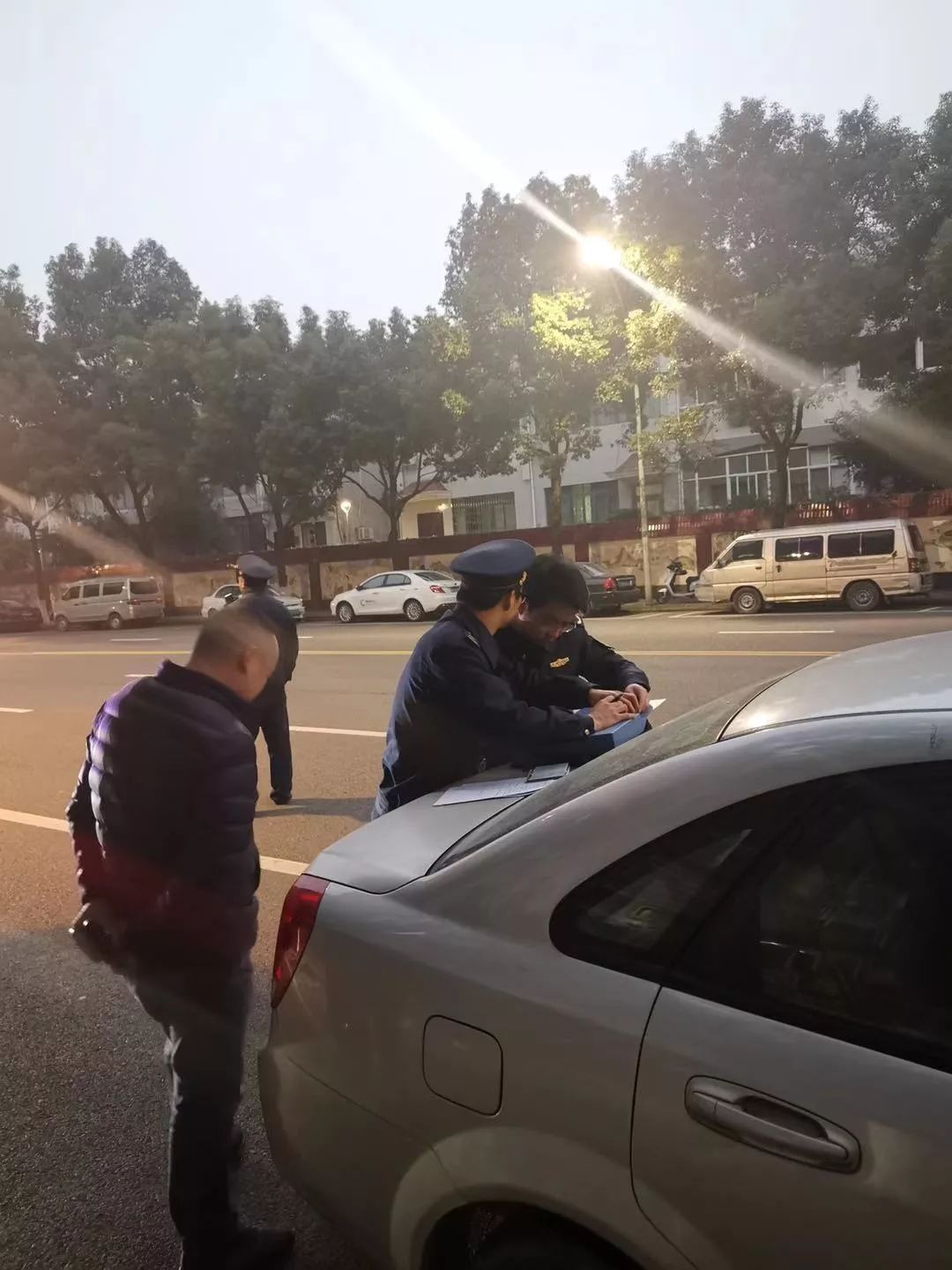 黑车被扣了怎么办,黑车被交警查到乘客一般怎么处理