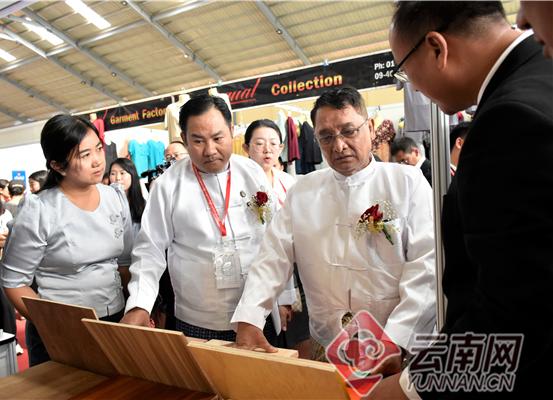 不负韶华并肩奋进,不负韶华只争朝夕砥砺前行踏征程