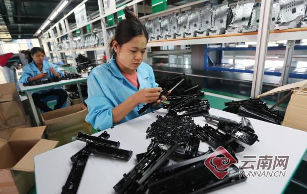 不负韶华并肩奋进,不负韶华只争朝夕砥砺前行踏征程