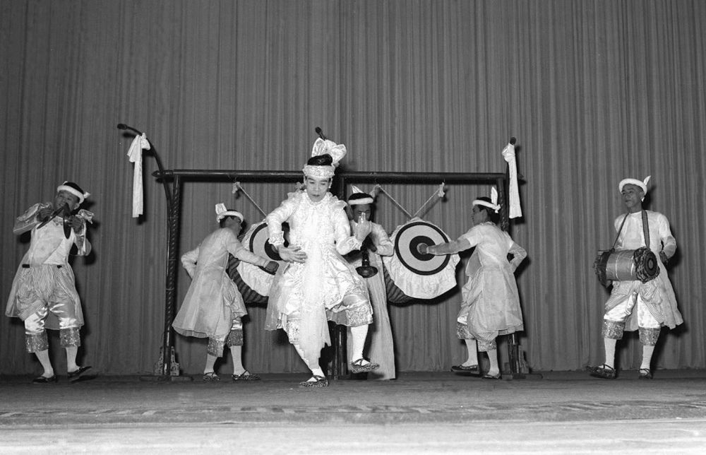 习*平近**同缅甸领导人驻足观看的这组照片太有故事