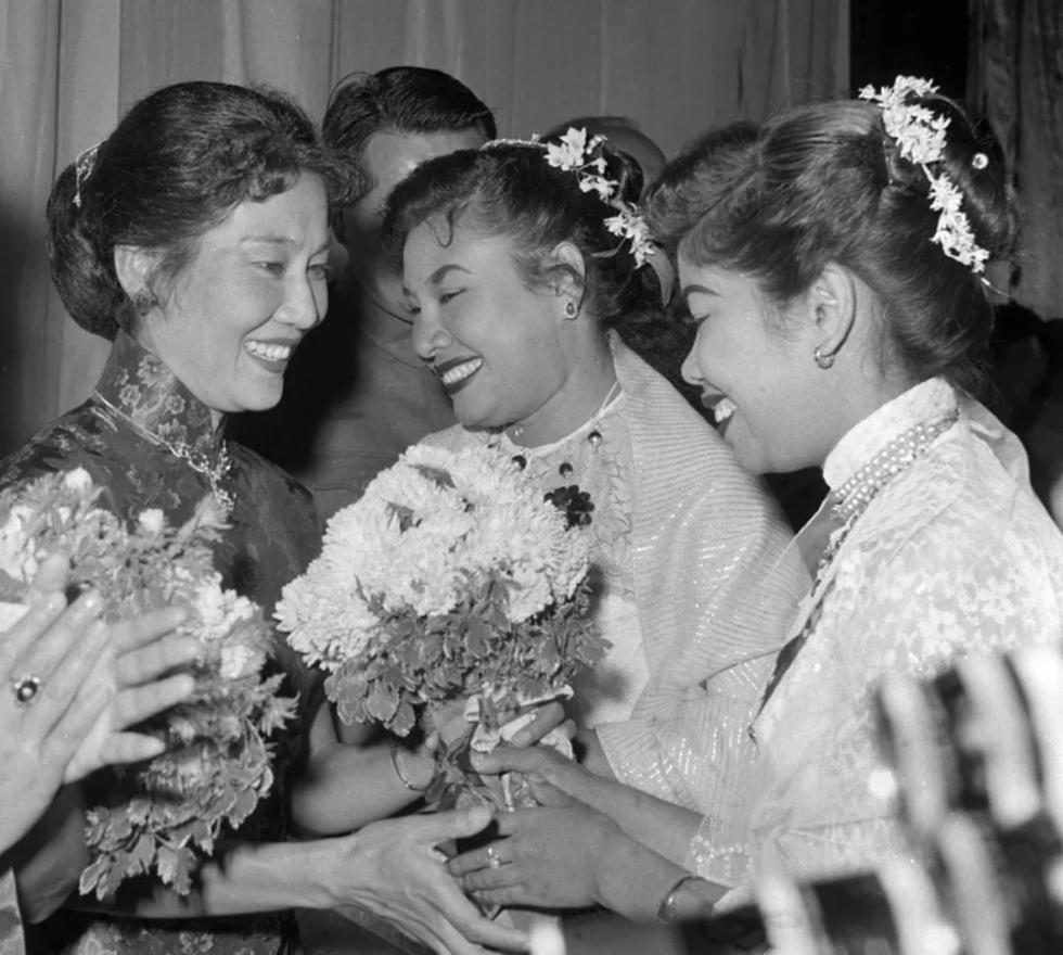 习*平近**同缅甸领导人驻足观看的这组照片太有故事