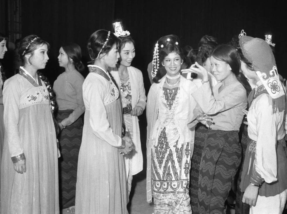 习*平近**同缅甸领导人驻足观看的这组照片太有故事