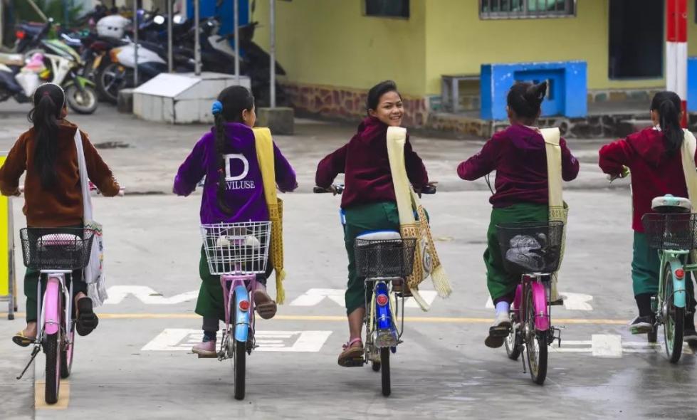 习*平近**同缅甸领导人驻足观看的这组照片太有故事