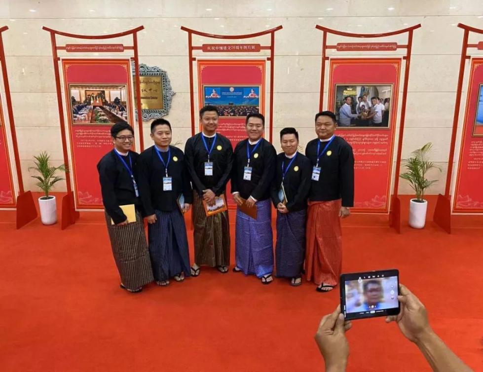 习*平近**同缅甸领导人驻足观看的这组照片太有故事