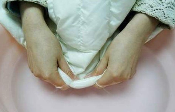 羽绒服脏了怎么洗最合适,羽绒服脏干洗店能洗干净吗