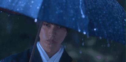 厉害了!这把伞一键自动开收伞,能抗8级大风