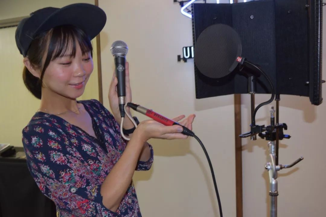 动圈麦克风怎么可以双声道录制,动圈无线麦克风直播正确使用方法