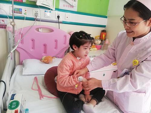 2岁女童摔伤后续,小女孩颈椎受伤恢复视频