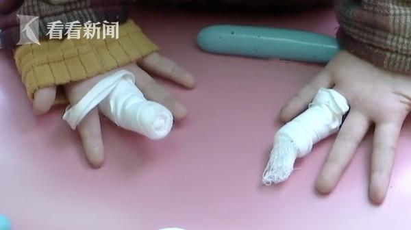 一女子买奶茶闻到烧焦味,女子正在买奶茶闻见焦味