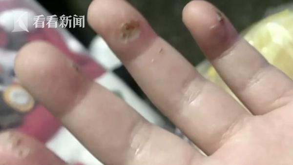 一女子买奶茶闻到烧焦味,女子正在买奶茶闻见焦味