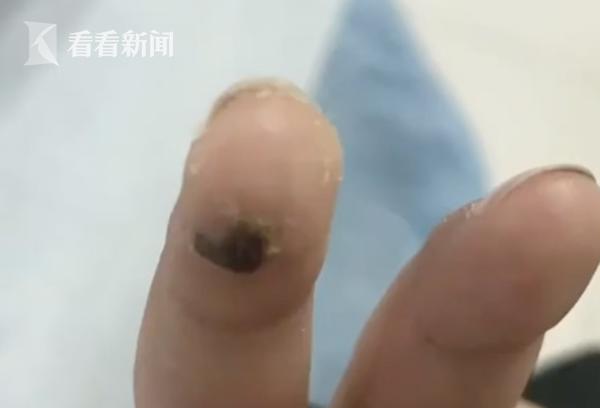 一女子买奶茶闻到烧焦味,女子正在买奶茶闻见焦味