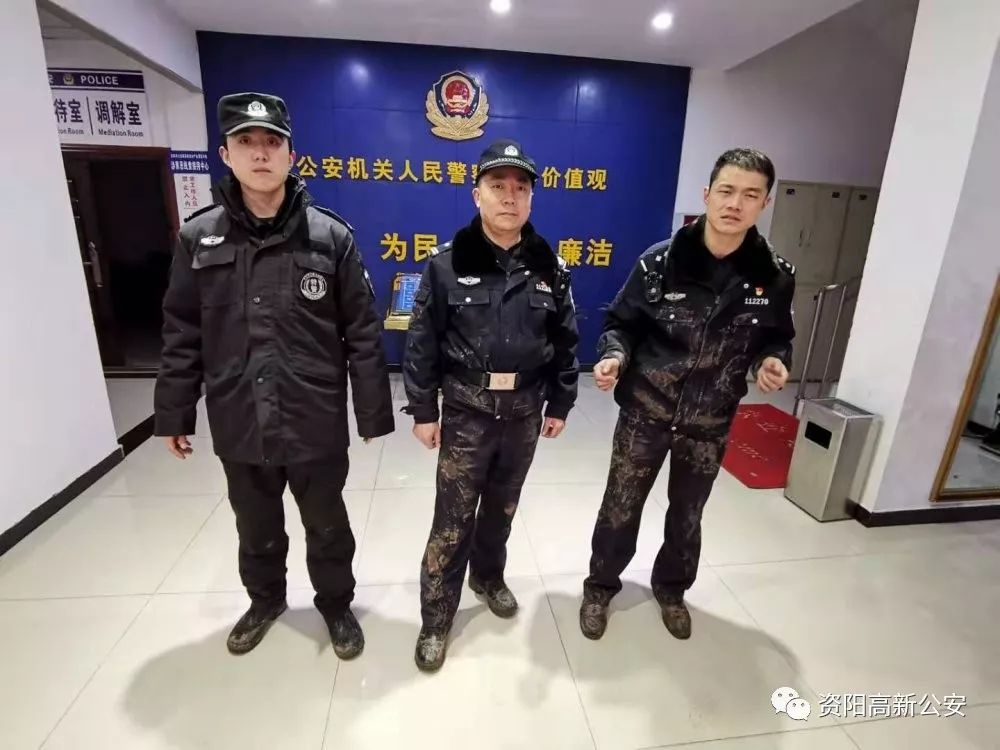 5名市民合力救人获表彰,西安高新交警救人视频