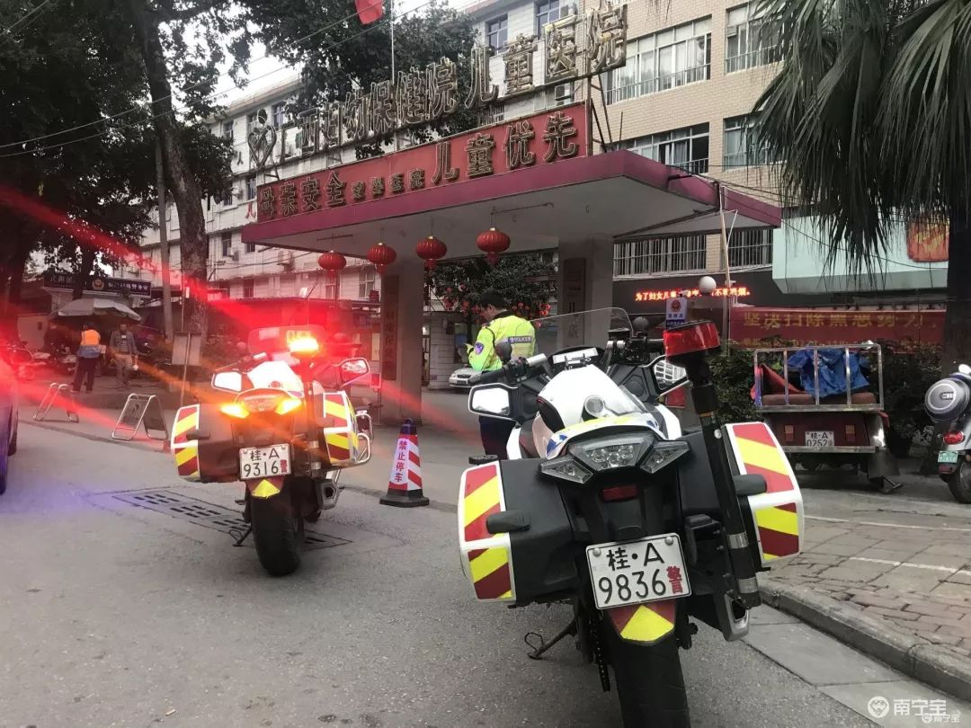 男婴高烧休克，邕城铁骑开道护送就医，仅用8分钟