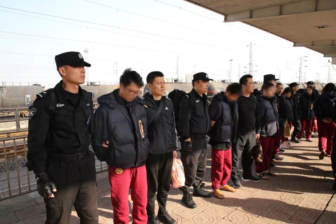 查获国内假冒lv名牌服装销售案,警方查获假lv