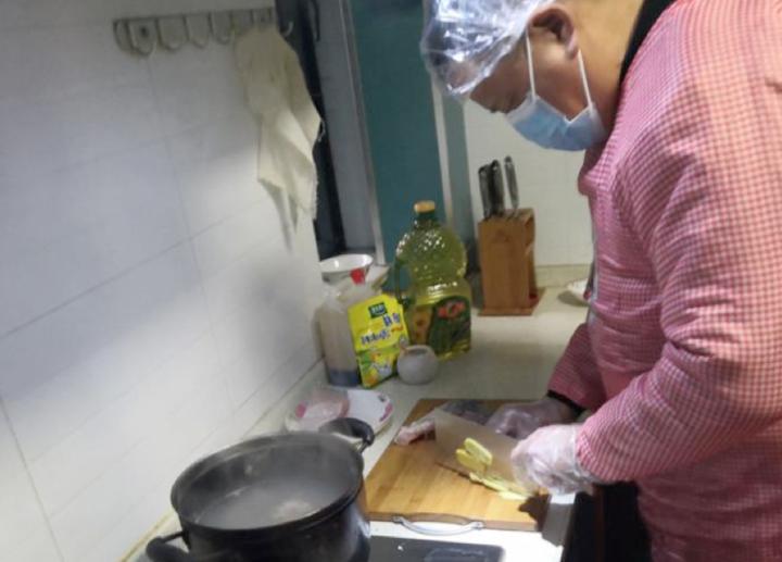 我当“大厨”你送“外卖”滨江这个社区为隔离人员“开小灶”
