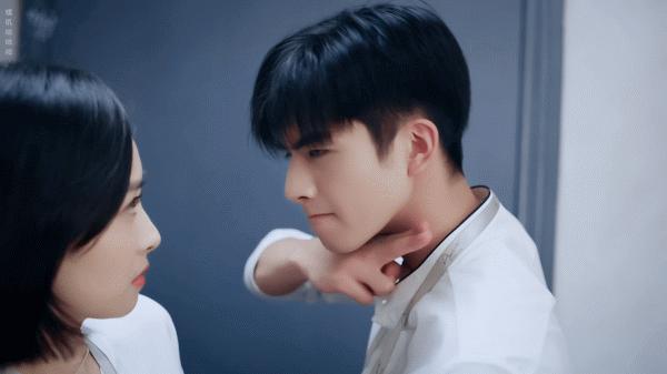 这种男人没结婚早点离开没有好的,男人还不分手留着过年吗