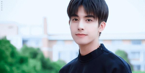 这种男人没结婚早点离开没有好的,男人还不分手留着过年吗