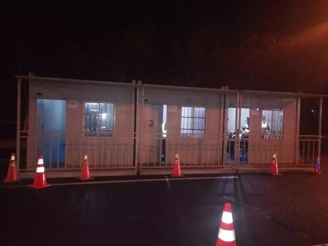 神速！20处临检板房连夜竣工暖心！“辛苦指数”换检疫人员“安心指数”