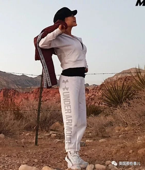 跟儿子登上杂志封面被以为是姐弟恋，这姐姐居然已经64岁了