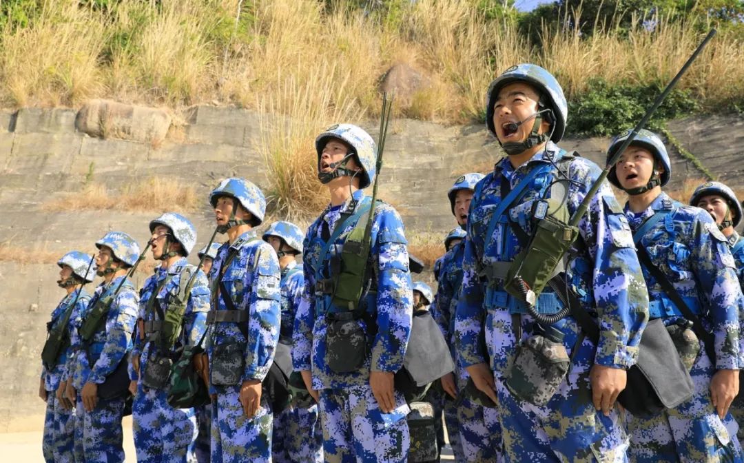 万里海疆战鼓擂，新春佳节练兵忙