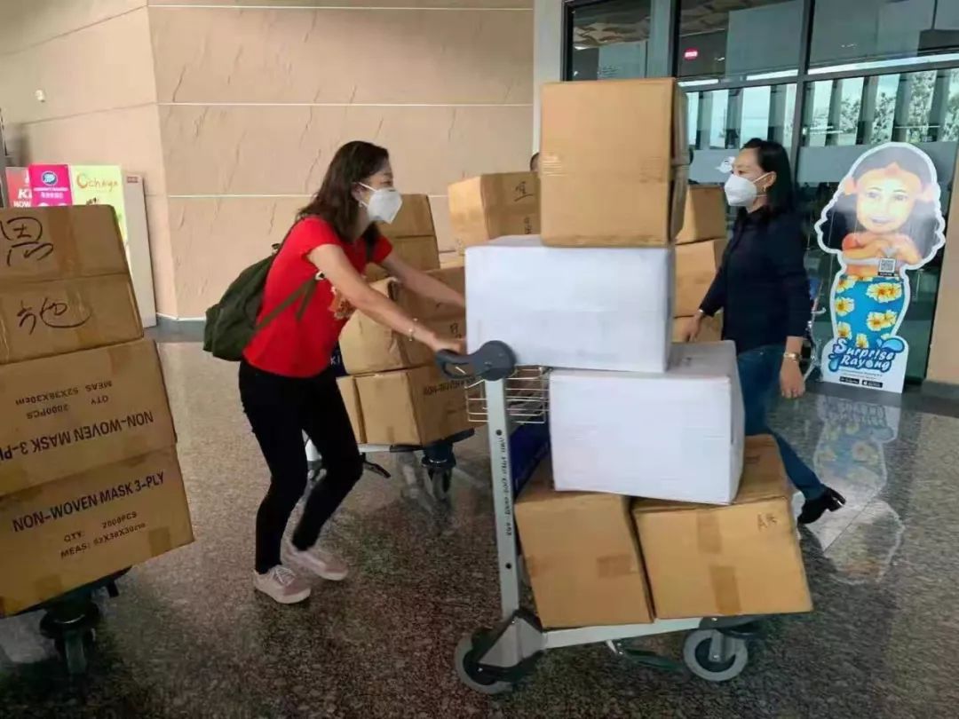 点赞！设法买到口罩防护服，导游领队“人肉”带回