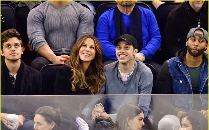 时髦办|18岁的Kaia怀孕了？？？其实LV太子妃也是19岁当妈妈的