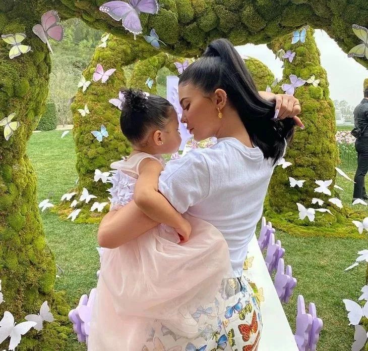 时髦办|18岁的Kaia怀孕了？？？其实LV太子妃也是19岁当妈妈的