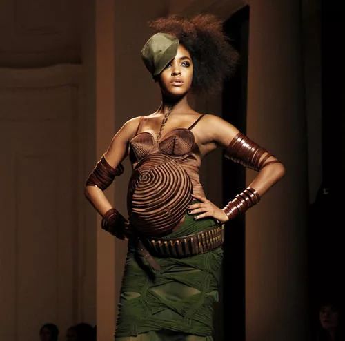 时髦办|18岁的Kaia怀孕了？？？其实LV太子妃也是19岁当妈妈的