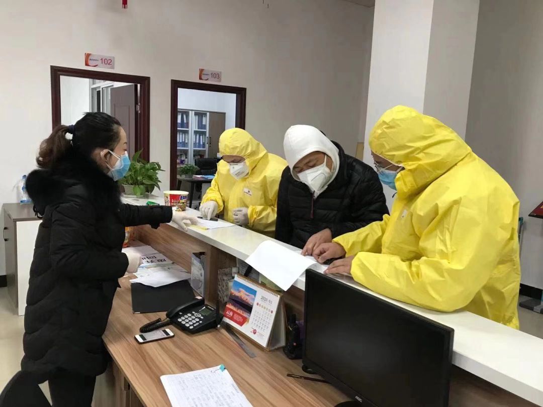 女记者抗击疫情,记者采访抗疫志愿者女孩