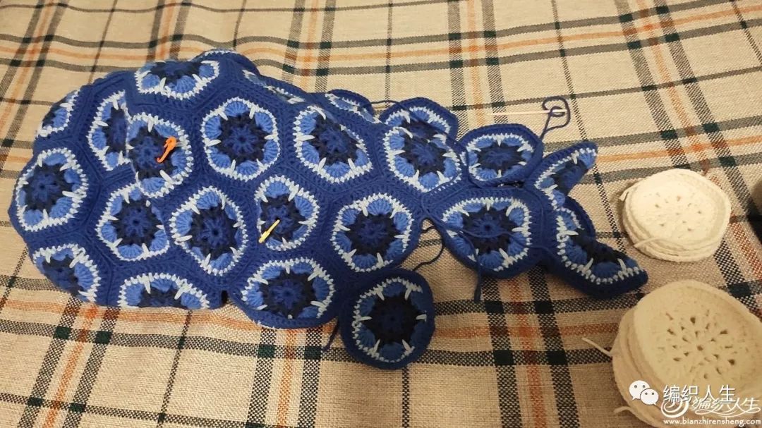 新手也能学会！毛线编织钩针非洲菊拼花鲸鱼（附图解）