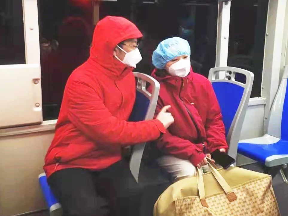 天津医疗队员致敬暖心的武汉市民,致敬天津抗疫一线的工作者视频