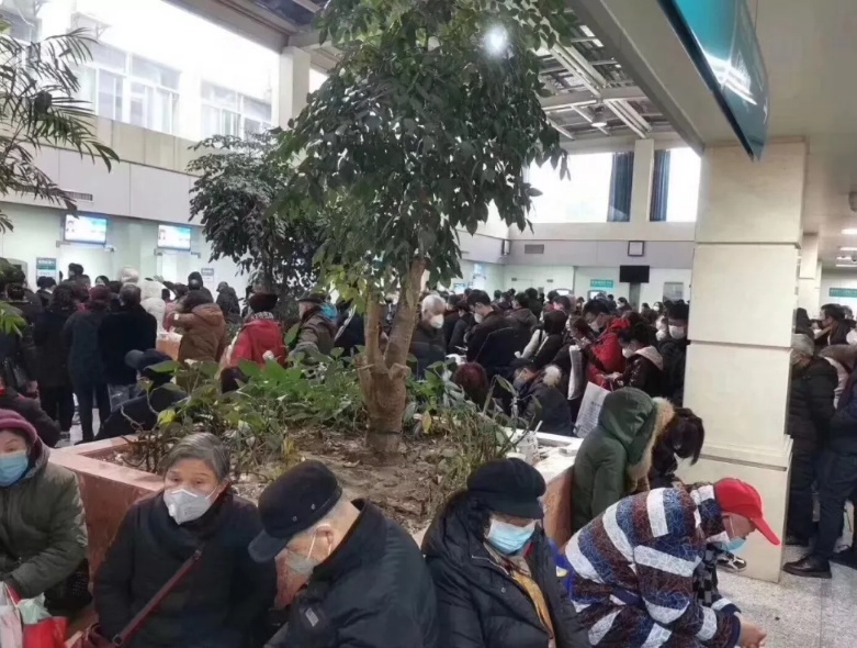 那位在电话里崩溃咆哮的医生到底经历了什么?