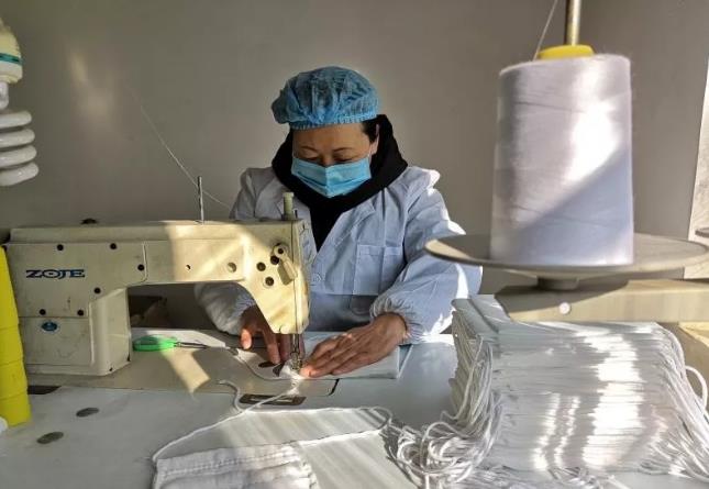 自带缝纫机进厂，云南安宁志愿者这波操作让人泪目