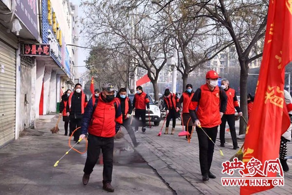 疫情下在确山大街小巷奔走的人