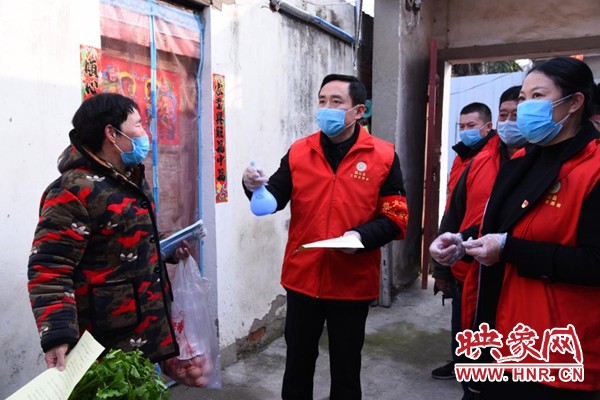 疫情下在确山大街小巷奔走的人