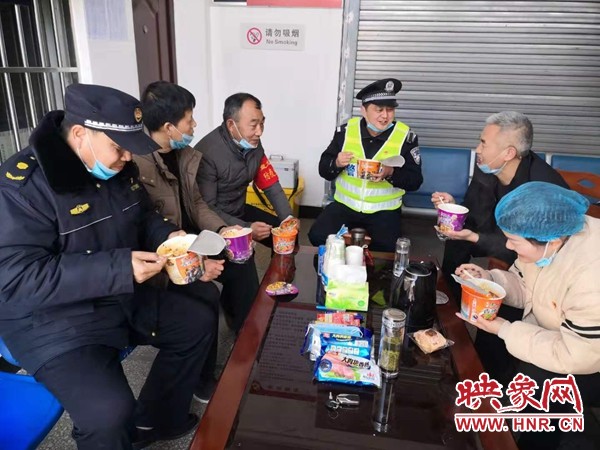 疫情下在确山大街小巷奔走的人