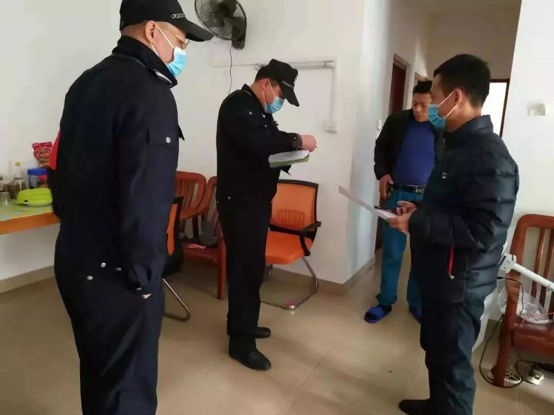 志愿者入户帮残疾人打扫服务活动,跑腿工作地推